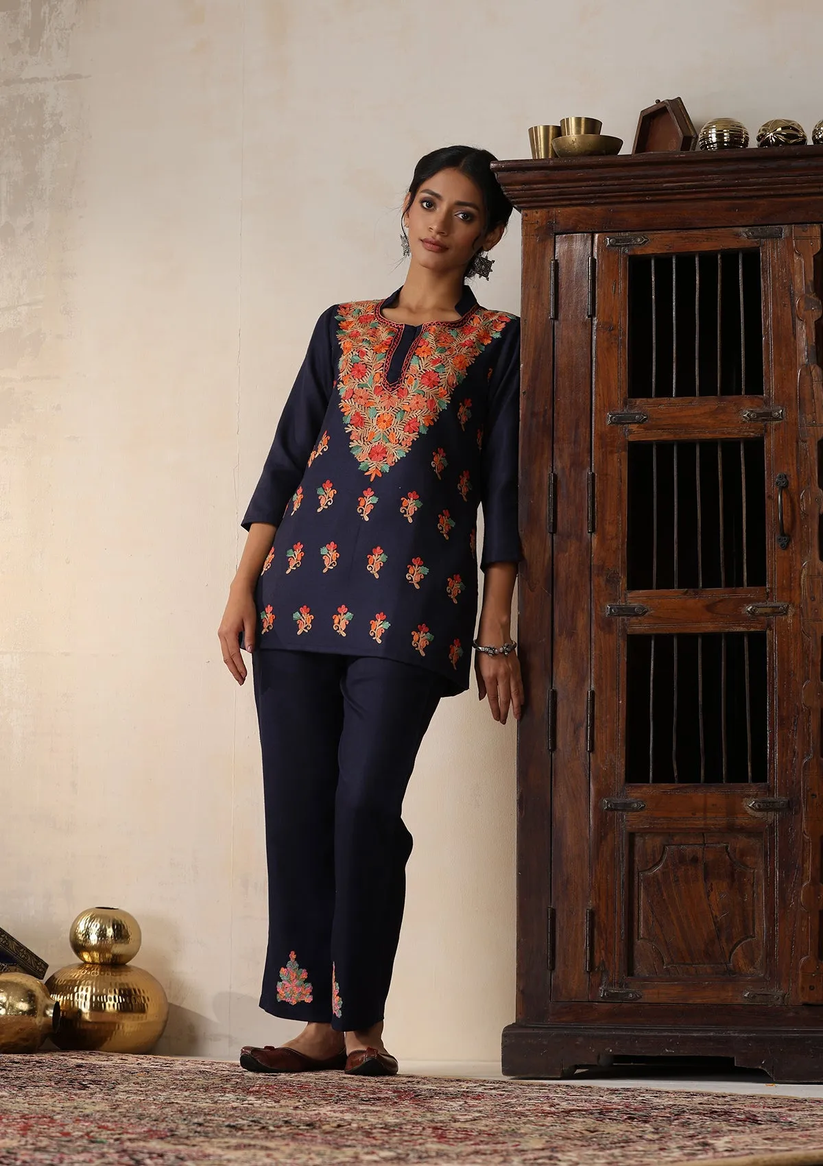 HOC Crafts Woollen Aari Embroidered Solid Women's 2 PC Short Kurta Set - Blue