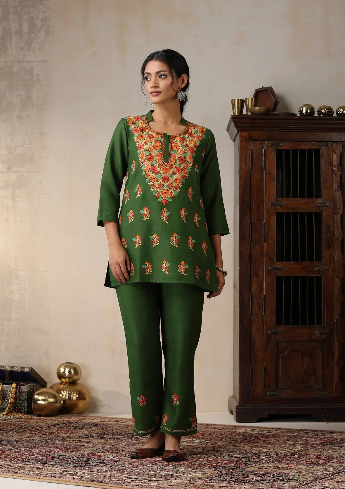 HOC Crafts Woollen Aari Embroidered Solid Women's 2 PC Short Kurta Set - Green