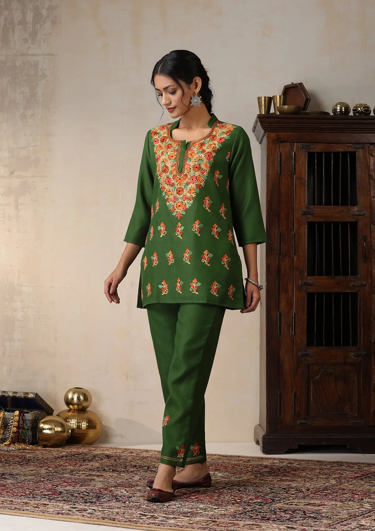 HOC Crafts Woollen Aari Embroidered Solid Women's 2 PC Short Kurta Set - Green